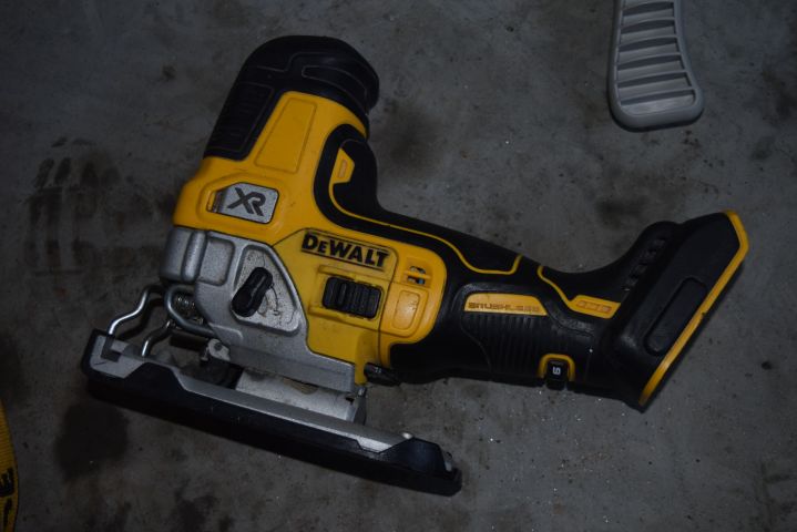683440-5 Dewalt jigsaw, Tool box, batteries 3 pcs + miscellaneous