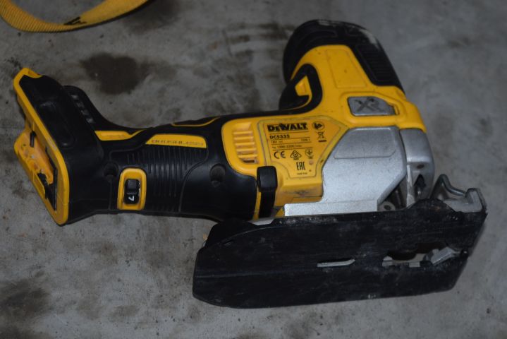 683440-7 Dewalt jigsaw, Tool box, batteries 3 pcs + miscellaneous