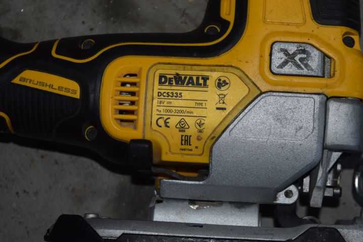 683440-8 Dewalt jigsaw, Tool box, batteries 3 pcs + miscellaneous