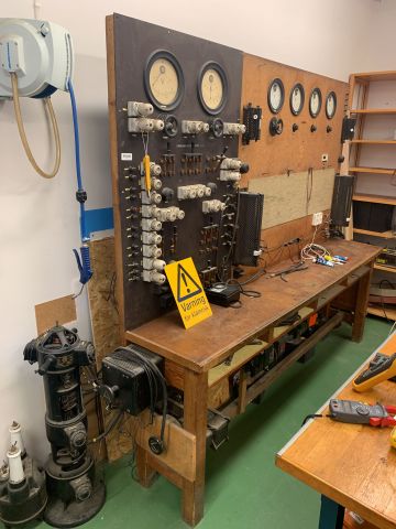 876440-1 Older test bench for electronic equipment
