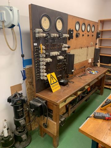 876440-2 Older test bench for electronic equipment