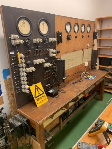 876440-3 Older test bench for electronic equipment