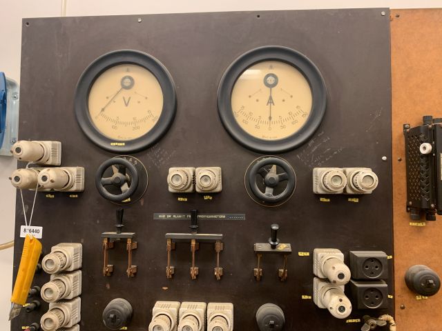 876440-7 Older test bench for electronic equipment