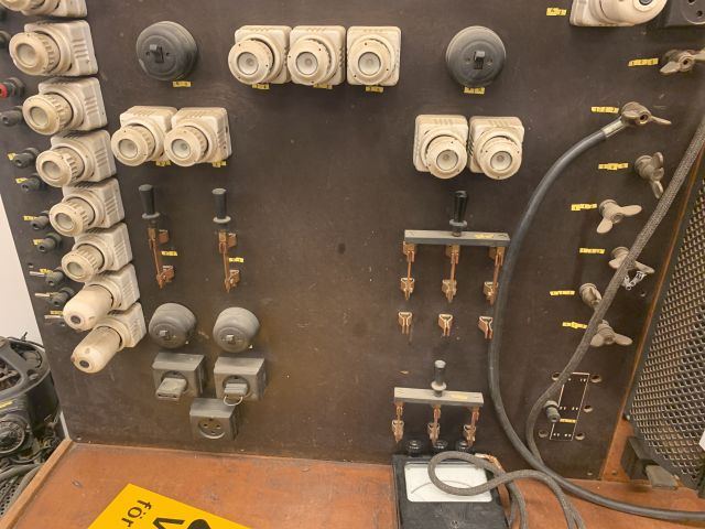 876440-8 Older test bench for electronic equipment