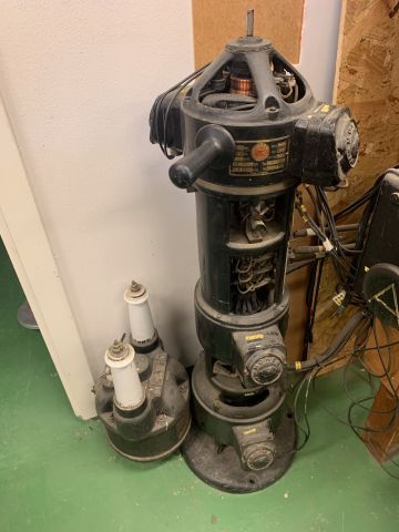 876440-18 Older test bench for electronic equipment