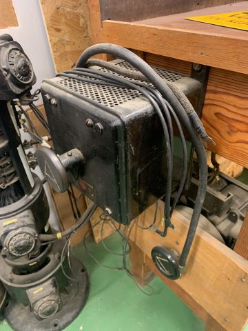 876440-19 Older test bench for electronic equipment