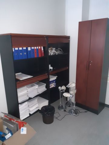 878069-4 Erä toimistohuonekaluja