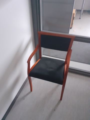 878069-6 Erä toimistohuonekaluja