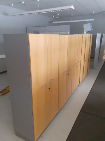 878069-13 Erä toimistohuonekaluja