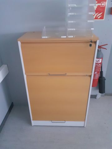 878069-16 Erä toimistohuonekaluja