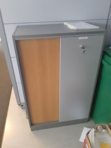 878069-18 Erä toimistohuonekaluja