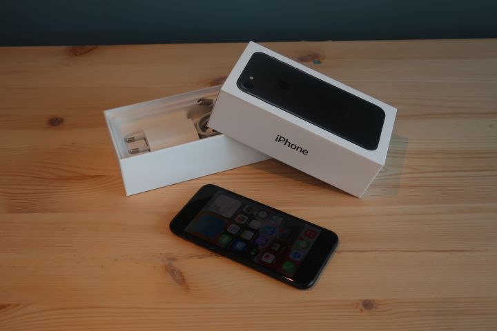878419-1 Mobile Phone - Apple iPhone 7, 32GB