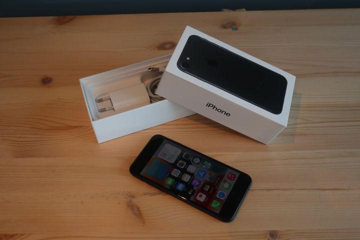 878419-2 Mobile Phone - Apple iPhone 7, 32GB