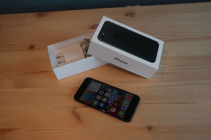 878419-7 Mobile Phone - Apple iPhone 7, 32GB