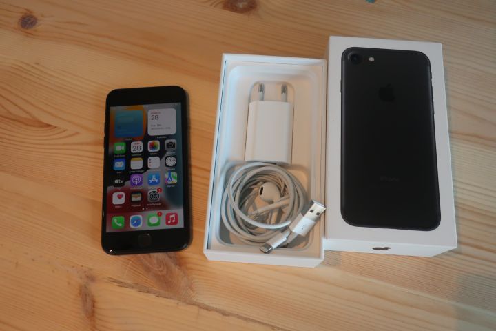 878419-8 Mobile Phone - Apple iPhone 7, 32GB