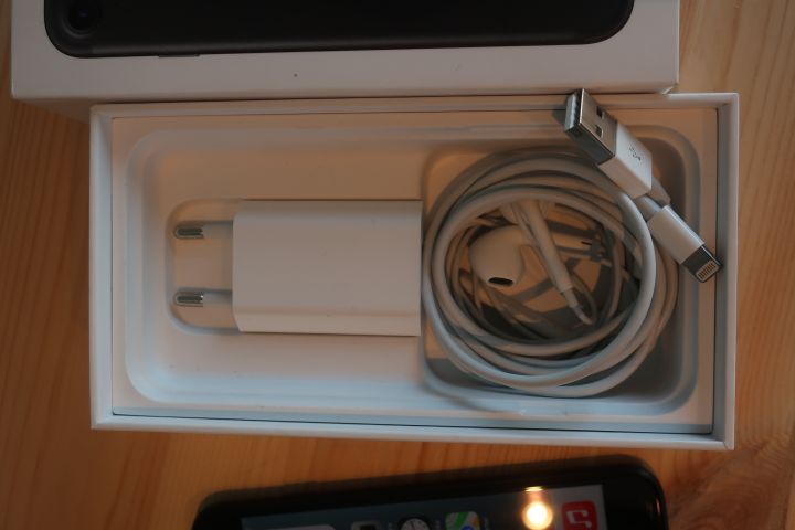 878419-9 Mobile Phone - Apple iPhone 7, 32GB