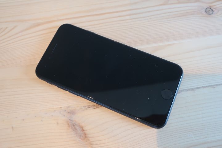 878419-10 Mobile Phone - Apple iPhone 7, 32GB