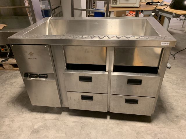 809486-1 Cooling bench with four drawers and cooling well Haglund