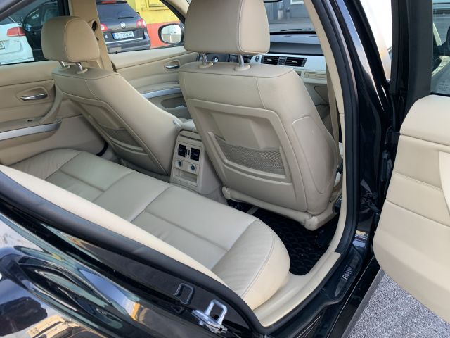 866657-12 BMW 320D - 2011