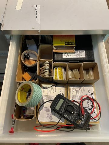 877074-3 Skåp med innehåll verktyg från elverkstad