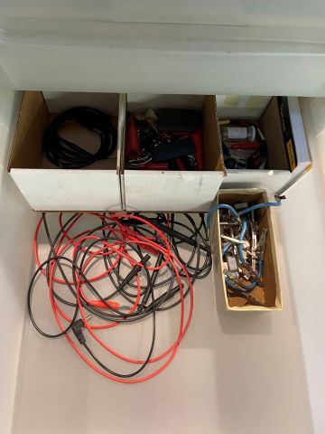 877074-8 Skåp med innehåll verktyg från elverkstad