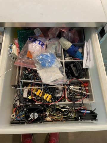 877074-15 Skåp med innehåll verktyg från elverkstad