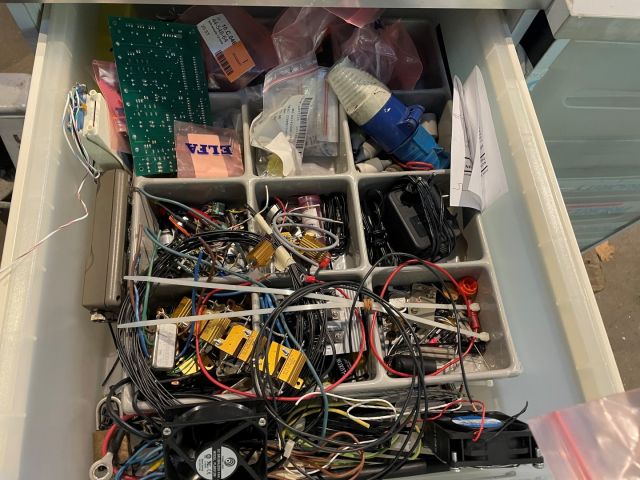 877074-16 Skåp med innehåll verktyg från elverkstad