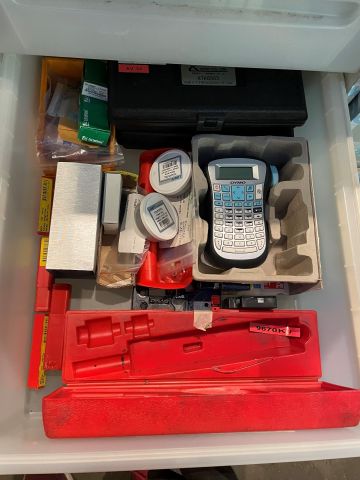 877074-19 Skåp med innehåll verktyg från elverkstad