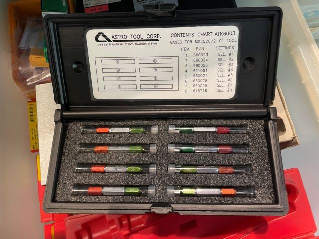 877074-21 Skåp med innehåll verktyg från elverkstad