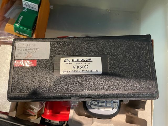 877074-22 Skåp med innehåll verktyg från elverkstad