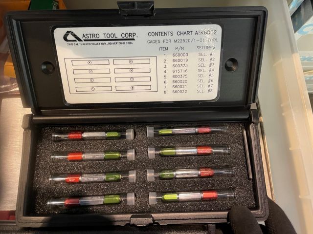 877074-23 Skåp med innehåll verktyg från elverkstad