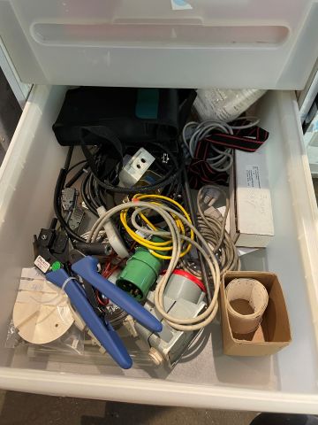 877074-24 Skåp med innehåll verktyg från elverkstad