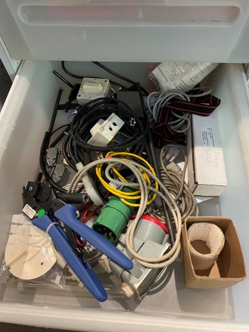 877074-25 Skåp med innehåll verktyg från elverkstad