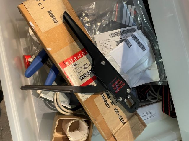 877074-26 Skåp med innehåll verktyg från elverkstad