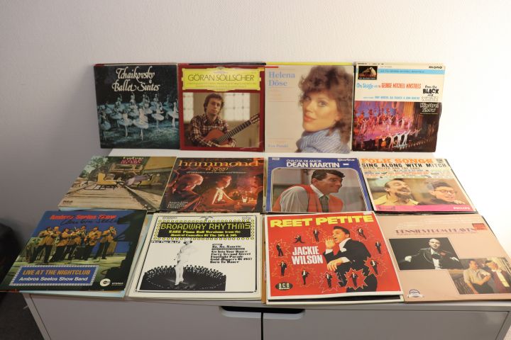 704014-7 LPs / vinyl records 142pcs