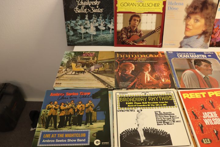 704014-9 LPs / vinyl records 142pcs