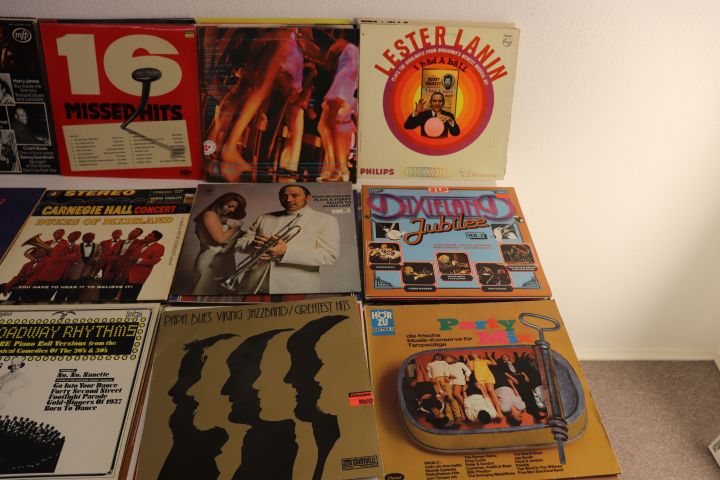 704014-11 LPs / vinyl records 142pcs