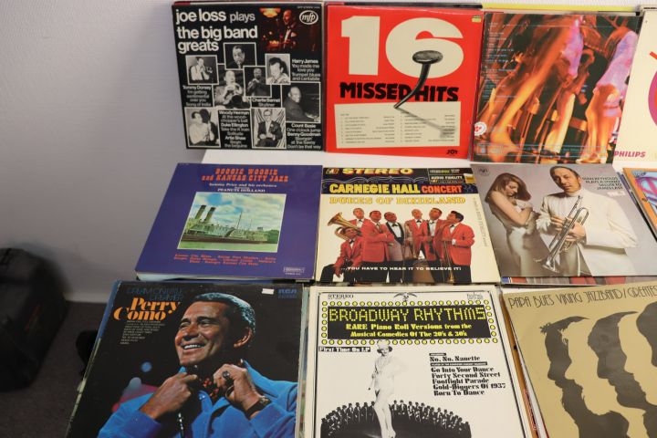 704014-12 LPs / vinyl records 142pcs