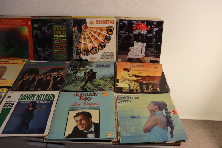 704014-20 LPs / vinyl records 142pcs