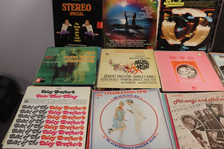 704014-27 LPs / vinyl records 142pcs