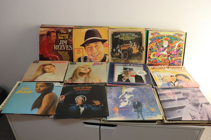 704014-31 LPs / vinyl records 142pcs