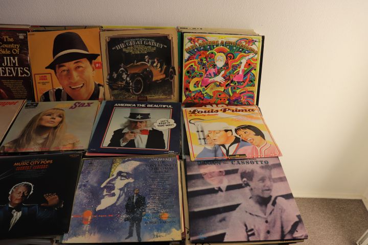 704014-32 LPs / vinyl records 142pcs