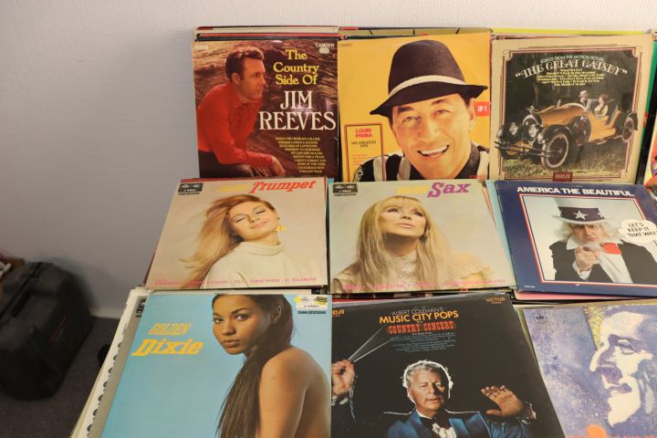704014-33 LPs / vinyl records 142pcs