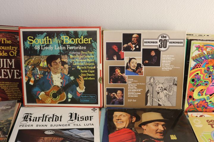 704014-37 LPs / vinyl records 142pcs