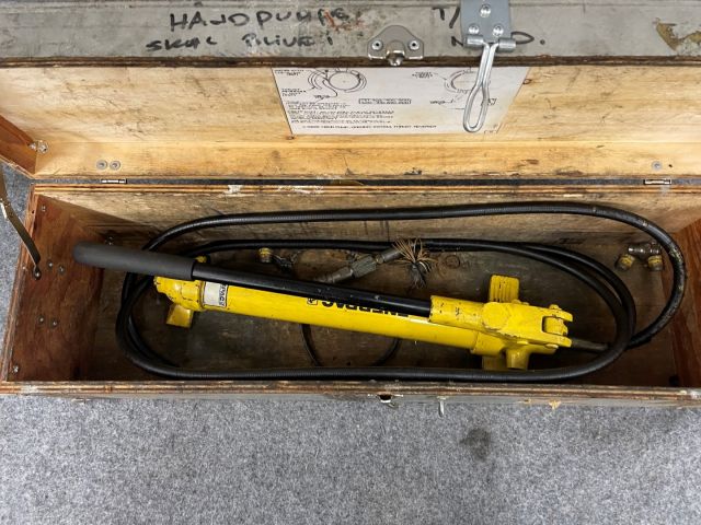 839399-2 Hand pump thrust reverser