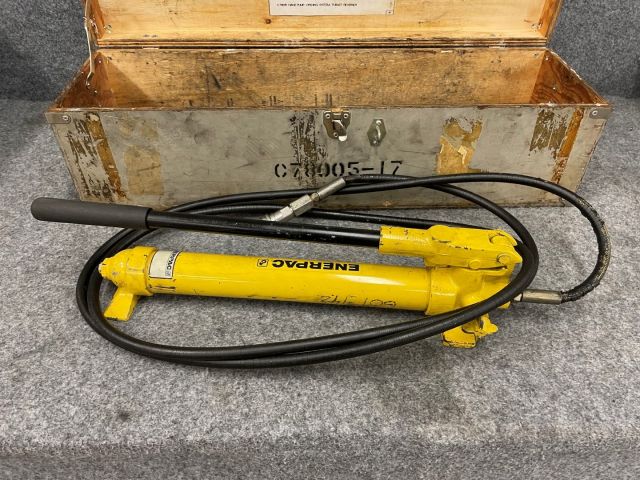 839399-5 Hand pump thrust reverser