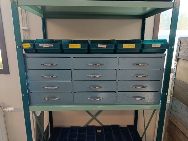 826297-3 Sheet metal shelf with drawer system