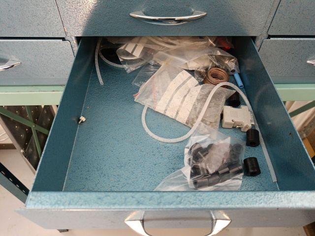 826297-7 Sheet metal shelf with drawer system