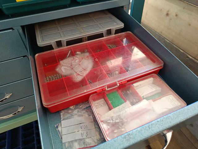 826297-8 Sheet metal shelf with drawer system