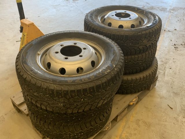 824564-1 6 studded C-tires on rim, Nissan Cabstar